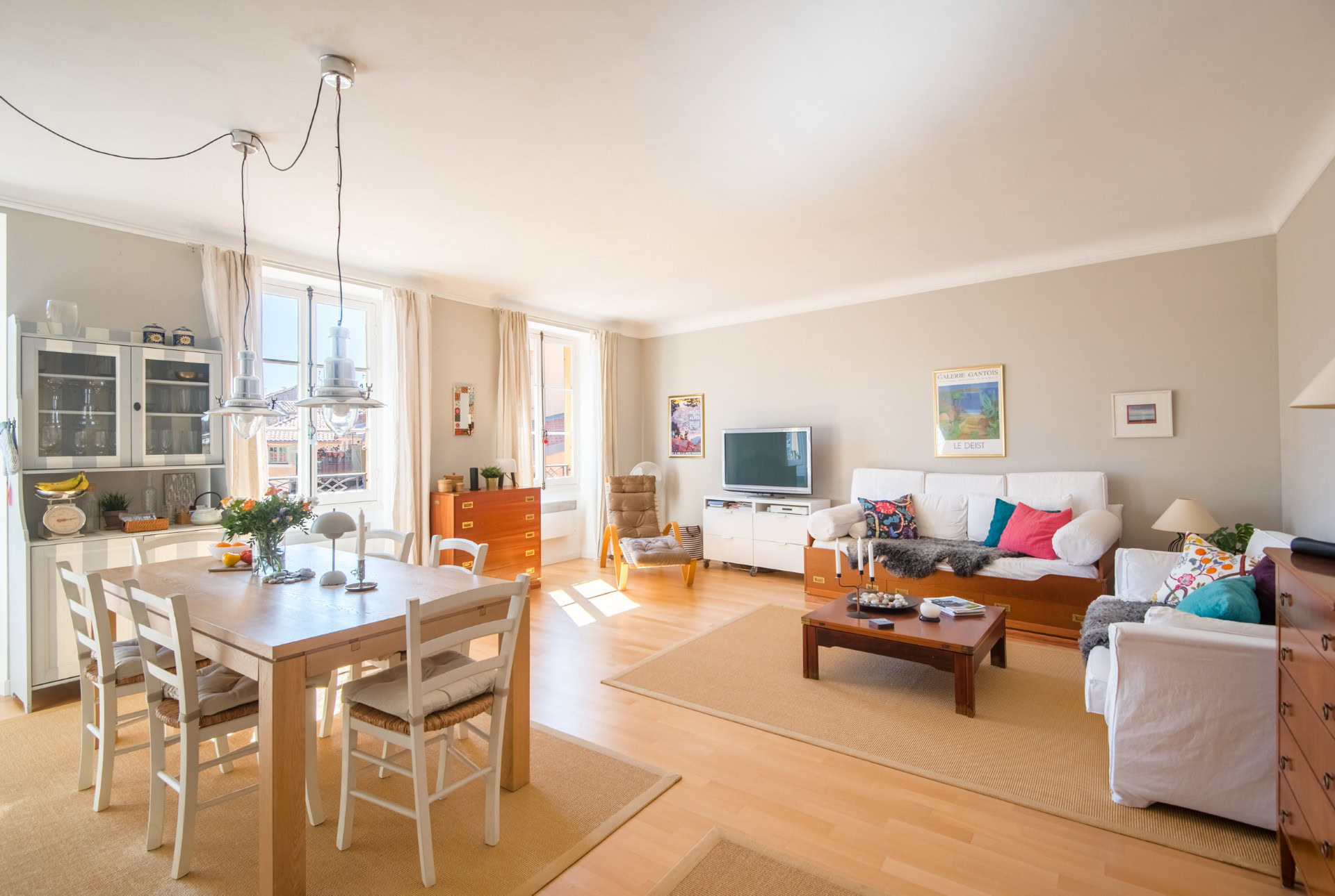 OLD NICE – 3 ROOM APARTMENT OF 65SQM FOR SALE- HIGH LEVEL – BEAUTIFUL VIEW ON THE ROOF TOPS – CLOSE PROMENADE DES ANGLAIS