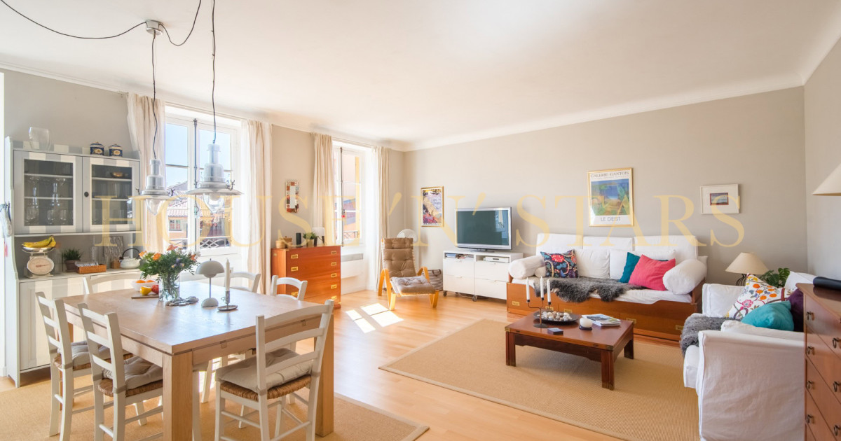 OLD NICE – 3 ROOM APARTMENT OF 65SQM FOR SALE- HIGH LEVEL – BEAUTIFUL VIEW ON THE ROOF TOPS – CLOSE PROMENADE DES ANGLAIS